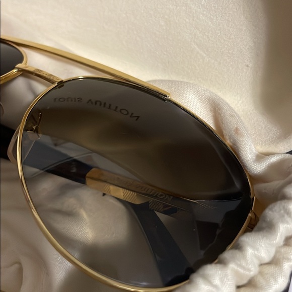 SOLD ON IG @mmbagslux. 🧡Authentic LV ATTITUDE PILOT SUNGLASSES GOLD - Picture 6 of 14